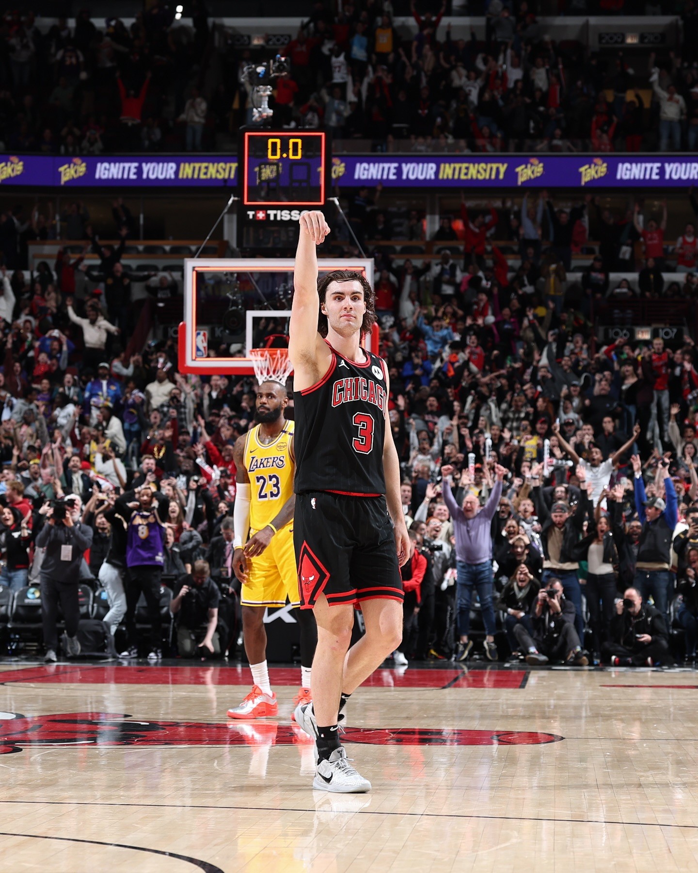 洛杉矶湖人NBA战胜芝加哥公牛戴维斯封盖制胜的简单介绍